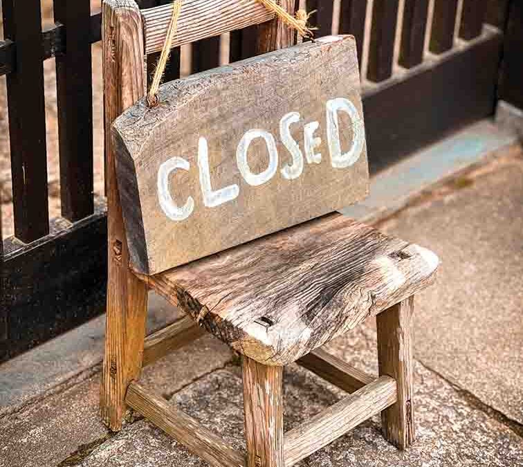 Businesses closing in Bundaberg empty chair with closed sign